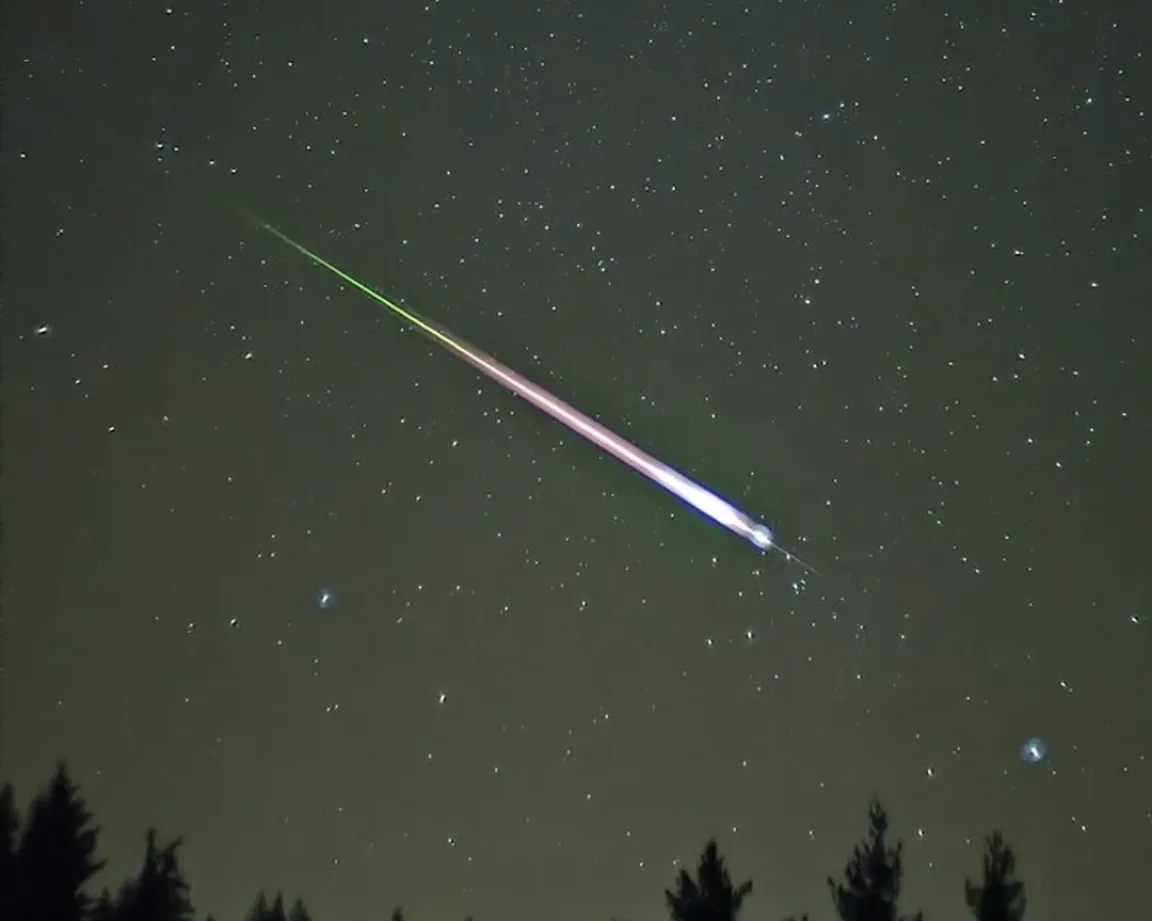 trace de météorite dans un ciel nocturne étoilé