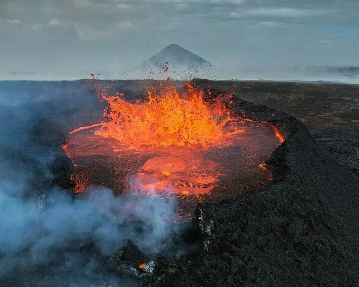 Lave incandescante et fumée au premier plan, volcan à l'arière plan