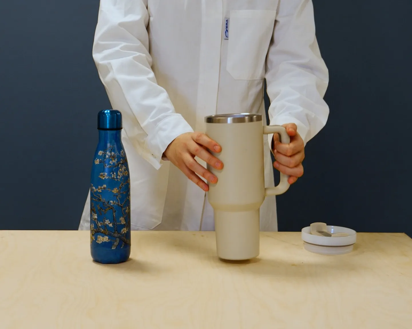 Ensuite, elle prend dans ses mains le mug, en le laissant bien ouvert