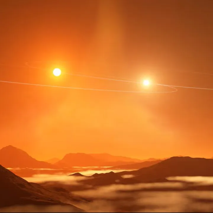 Sur fond de paysage très orangé, deux étoiles brillent très fort dans le ciel. En dessous d'elles, sur le sol de la planète, des montagnes se retrouvent éclairées par cette lumière.