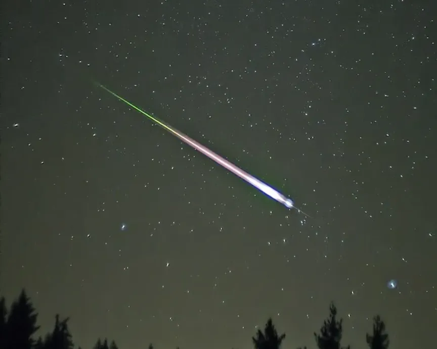 trace de météorite dans un ciel nocturne étoilé